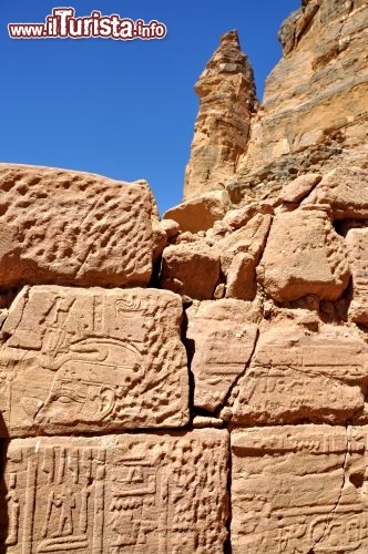 Il Tempio di Amon al Gebel Barkal di Karima (Sudan) notare la somiglianza della montagna con l'Ureo del Faraone, inciso sulle rocce del tempio - Per ulteriori informazioni: I viaggi di Maurizo Levi ed in particolare il Tour del Regno dei Faraoni Neri