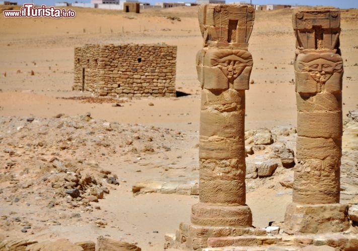 le famose colonne del sito archeologico di Gebel Barkal, in Sudan - Per ulteriori informazioni: I viaggi di Maurizo Levi ed in particolare il Tour del Regno dei Faraoni Neri