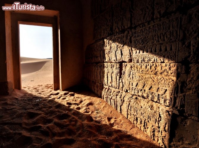 Bassorilievi all'ingresso ingresso di una piramide a Meroe, in Sudan - Per ulteriori informazioni: I viaggi di Maurizo Levi ed in particolare il Tour del Regno dei Faraoni Neri