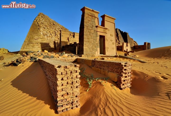 Meroe è la capitale (la città Reale si trova  a nord di questa necropoli) dove si trasferi il Regno di Kush, che risiedeva a Napata, vicino all'attuale Karima. Qui la dominazione kushita ebbe la  sua ultima fase storica - Per ulteriori informazioni: I viaggi di Maurizo Levi ed in particolare il Tour del Regno dei Faraoni Neri