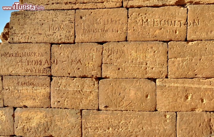 Iscrizioni lasciate dagli archeologi dell'800 sulle pietre delle piramidi di Meroe in Sudan - Per ulteriori informazioni: I viaggi di Maurizo Levi ed in particolare il Tour del Regno dei Faraoni Neri