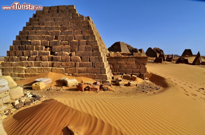 Il deserto circonda le piramidi di Meroe in Sudan - Per ulteriori informazioni: I viaggi di Maurizo Levi ed in particolare il Tour del Regno dei Faraoni Neri