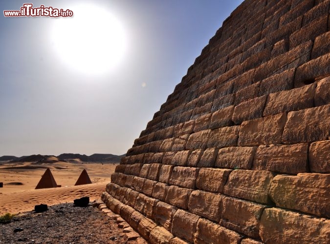 Esplorando all'alba le piramidi di Meroe in Sudan - Per ulteriori informazioni: I viaggi di Maurizo Levi ed in particolare il Tour del Regno dei Faraoni Neri