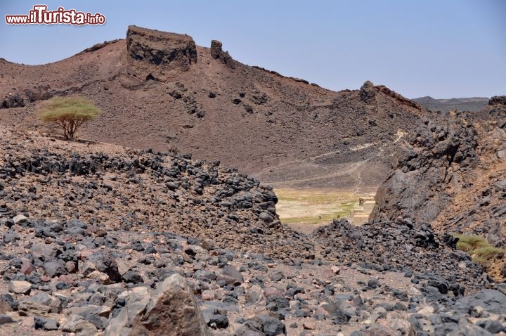 Il cratere di Al Atrun si trova nel deserto del Bayuda in Sudan .Al suo interno viene raccolto il sale ancora con tecniche trdizionali a mano - Per ulteriori informazioni: I viaggi di Maurizo Levi ed in particolare il Tour del Regno dei Faraoni Neri