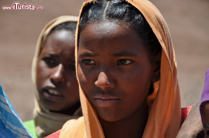 Alcune ragazze ci accolgono dentro al cratere di Al Atrun in  Sudan (Bayuda desert)  - Per ulteriori informazioni: I viaggi di Maurizo Levi ed in particolare il Tour del Regno dei Faraoni Neri