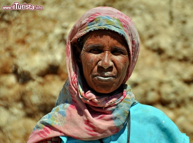 Volto di donna sudanese provata dalla raccolta del sale nel cratere di Al Atrun in Sudan - Per ulteriori informazioni: I viaggi di Maurizo Levi ed in particolare il Tour del Regno dei Faraoni Neri