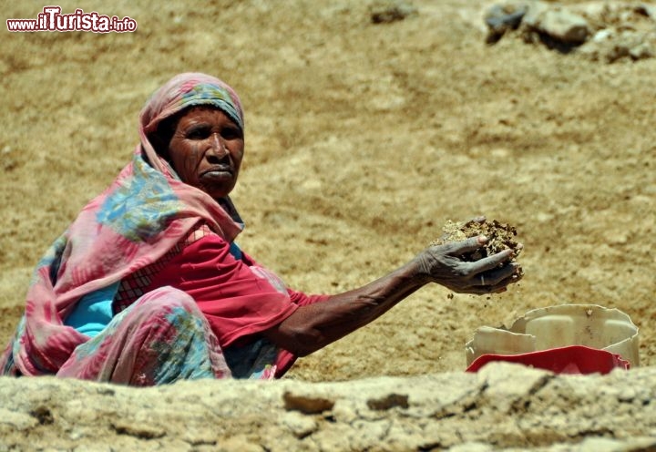 La tradizionale raccolta di sale dentro al cratere di Al Atrun, deserto del Bayuda (Sudan - Per ulteriori informazioni: I viaggi di Maurizo Levi ed in particolare il Tour del Regno dei Faraoni Neri