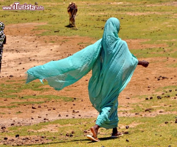 Dentro al cratere Al Atrun, deserto del Bayuda, in Sudan - Per ulteriori informazioni: I viaggi di Maurizo Levi ed in particolare il Tour del Regno dei Faraoni Neri