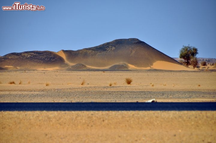 EDSC 0324 asfalto dopo aver attraversato il deserto del Bayuda Sudan