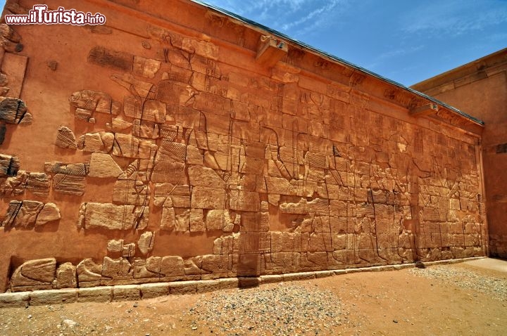 Esterno del tempio dedicato al Dio Apedemak .Si trova  nei pressi di Mussawarat nel Sudan orientale - Per ulteriori informazioni: I viaggi di Maurizo Levi ed in particolare il Tour del Regno dei Faraoni Neri