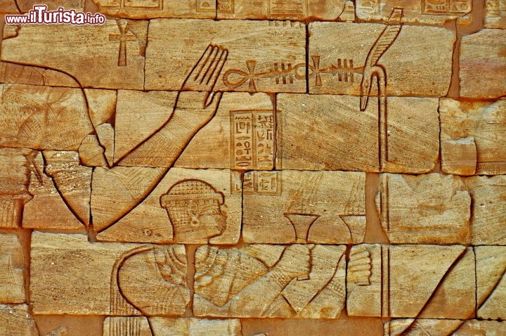 Dettaglio delle incisioni ed iscrizioni sulle mura di un tempio a Mussawarat, nel  Sudan - Per ulteriori informazioni: I viaggi di Maurizo Levi ed in particolare il Tour del Regno dei Faraoni Neri