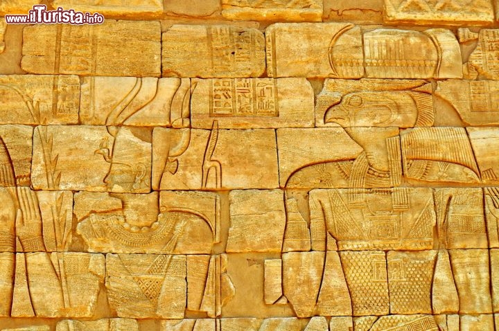 Mussawarat, Sudan: gli affascinanti disegni sulle mura del tempio dedicato al dio Apedemak - Per ulteriori informazioni: I viaggi di Maurizo Levi ed in particolare il Tour del Regno dei Faraoni Neri