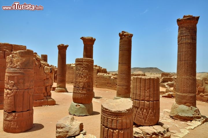 Le colonne nel sito archeologico di Mussawarat in Sudan - Per ulteriori informazioni: I viaggi di Maurizo Levi ed in particolare il Tour del Regno dei Faraoni Neri