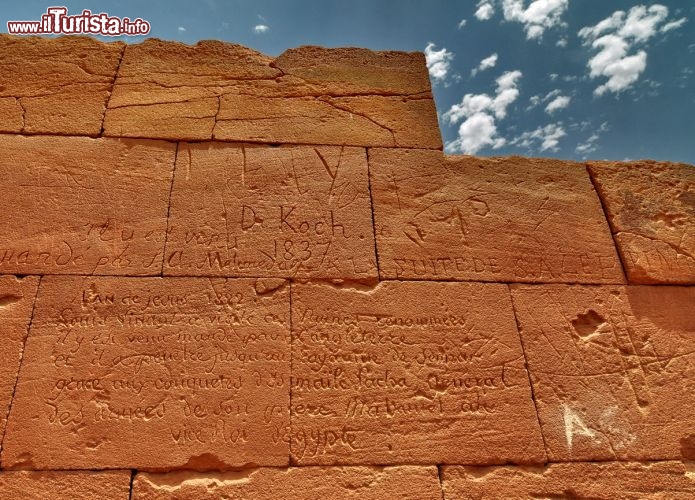 Iscrizioni di archeologi di metà dell'800 a Mussawarat in Sudan - Per ulteriori informazioni: I viaggi di Maurizo Levi ed in particolare il Tour del Regno dei Faraoni Neri