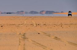 Un miraggio nel deserto del Sudan, durante il ...