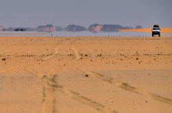 Un miraggio nel deserto del Sudan, durante il ...