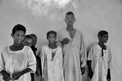 Fotografia in bianco e nero di un gruppo di ragazzi ...