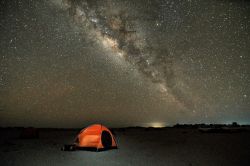 In tenda nel deserto del Sudan: il cielo notturno ...
