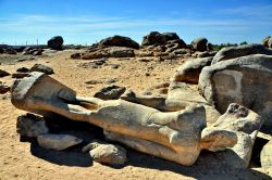 Statua abbandonata alle Cave di Tombos, dove ...