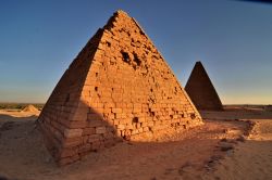 Fotografia delle piramidi del Gebel Barkal al ...