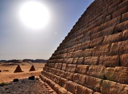 Esplorando all'alba le piramidi di Meroe ...