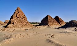 Le grandi piramidi di Nuri nel deserto di Karima ...