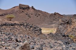 Il cratere di Al Atrun si trova nel deserto del ...
