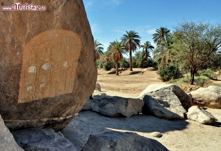 Cartiglio disegnato su di un blocco di granito alle Cave di Tombos in Sudan - Per ulteriori informazioni: I viaggi di Maurizo Levi ed in particolare il Tour del Regno dei Faraoni Neri