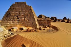 Il deserto circonda le piramidi di Meroe in Sudan ...