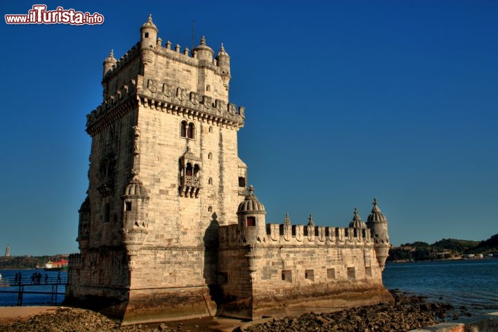 Immagine Lisbona, l'elegante acrchitettura manuelina della Torre di Belem, la fortificazione posta a difesa della riva destra del fiume Tago  - © Valerio D'Ambrogi / Shutterstock.com