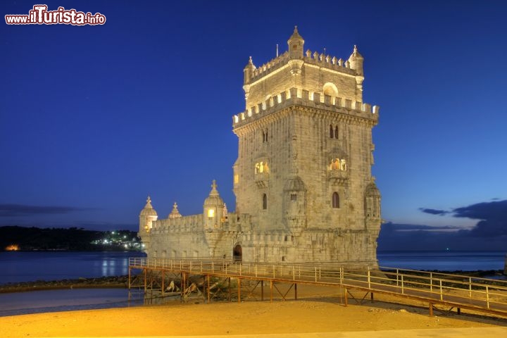 Immagine Torre di Belem, fotografata alla sera. Si trova lungo la riva destra del fiume Tago a Lisbona, la capitale del Portogallo  - © Mihai-Bogdan Lazar / Shutterstock.com