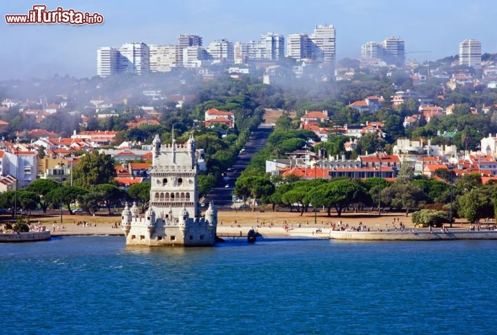 Immagine Panorama di Lisbona in Portogallo: in primo piano la elegante costruzione della torre di Belem - © ATGImages / Shutterstock.com