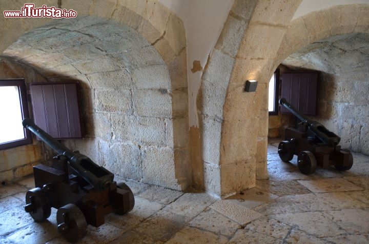 Immagine Particolare dell'interno della Torre di Belem. Gli interni risultano decisamente più spartani e funzionali, nel rispetto di un rigorosa architettura militare, rispetto allo stile esterno dell'edificio, più ricco e sfarzoso