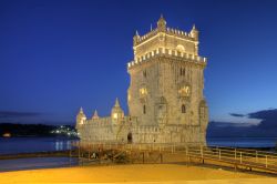 Torre di Belem, fotografata alla sera. Si trova lungo la riva destra del fiume Tago a Lisbona, la capitale del Portogallo  - © Mihai-Bogdan Lazar / Shutterstock.com