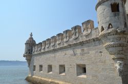 La fiancata della Torre di Belem, che s'affaccia sulla riva destra del Tago