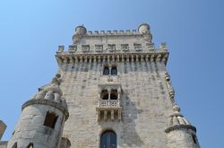 L'imponente fronte della Torre di Belem, uno dei punti di riferimento della città di Lisbona, la capitale del Portogallo