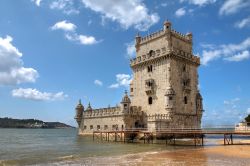 Il fiume Tago e la Torre di Belem, uno dei simboli di Lisbona e del Portogallo - © Mihai-Bogdan Lazar / Shutterstock.com