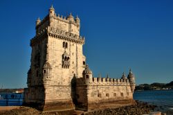 Lisbona, l'elegante acrchitettura manuelina della Torre di Belem, la fortificazione posta a difesa della riva destra del fiume Tago  - © Valerio D'Ambrogi / Shutterstock.com ...