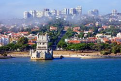 Panorama di Lisbona in Portogallo: in primo piano la elegante costruzione della torre di Belem - © ATGImages / Shutterstock.com