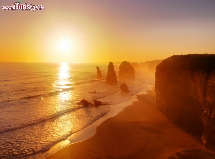 I Dodici Apostoli sulla Great Ocean Road  in Australia - Questo giro di un giorno si snoda  nel sud-est dell'Australia, da Melbourne a Petersbrough, attraverso un tratto di litorale variegato, con tratti di foresta pluviale, sensazionali spiagge per il surf, e con panorami mozzafiato lungo la cosiddetta Shipwreck Coast, rinomata per questi pinnacoli calcarei che si protendono dal mare come le dita di una strega - © idiz / Shutterstock.com 