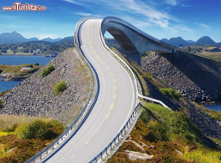 Atlanterhavsvegen la strada costiera tra i fiordi norvegesi - Si può aggiungere questo tratto stradale molto divertente e spettacolare, che si trova a nord di Molde, al classico percorso della strada dei fiordi, con la parte più affascinante lungo n°63 (che fa parte della E39) quella che collega la magnifica Bergen a Andalsnes. Per farlo da Andalsnes si prosegue lungo la 64 in direzione di Molde grazie ad un traghetto, e poi si seguono le indicazioni per Kristiansud. Il percorso complessivo da Bergen a Kristiansud è pari a circa 620 km - © Igor Plotnikov / Shutterstock.com 