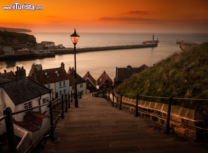 Baia di Whitby, Yorkshire, costa est dell'Inghilterra - Tra le altre località toccate dal percorso, in gran parte sulla A684,  segnaliamo Hawes, in pratica la porta d'ingresso al Parco Nazionale delle Yorkshire Dales, passando via Aysgarth a Leyburn, per poi girare verso sud in direzione di Masham e poi toccando Ripon e Thirsk, per poi raggiungere Pickering. Da qui ci si precipita verso il mare, raggiungendo il tranquillo villaggio di pescatori di Whitby, dove è possibile celebrare questa esaltante cavalcata con pesce fresco con cartone di Fish 'n' chips ed una pinta di birra! - © Philip Ellard / Shutterstock.com