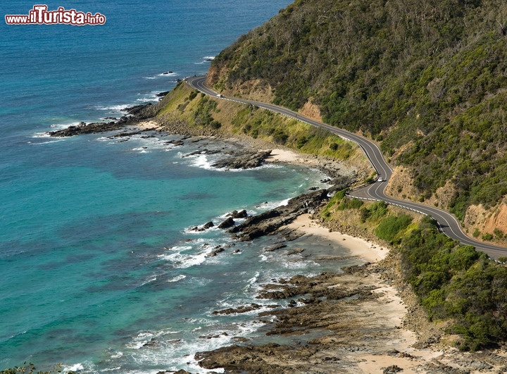 Costa dell'Australia di sud est, lungo la Great Ocean Road - Il percorso tra Melbourne a Petersbrough,  in totale, copre una distanza di circa 280 km, e consigliamo di percorrerlo avanti ed indietro in almeno due giorni di viaggio, per meglio godere della luce diversa nei vari momenti della giornata. Per molti viaggiatori la Great Ocean Road è una delle strade più belle del mondo - © lancelee / Shutterstock.com 