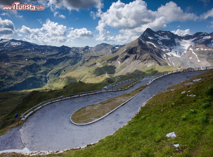 Grossglocnkner, la strada alpina piu alta dell'Austria - Questo ardito progetto di raggiungere i 2.504 metri dell' Hochtor Pass venne completato nel lontano 1935, e non senza polemiche dato che una strada fino a quelle altezze, allora, sembrava piuttosto inutile. E invece oggi si tratta di una delle strade turistiche più famose delle alpi, ed è una vera mecca per i motociclisti: il percorso (a pedaggio) che si può affrontare dal versante di Fusch (805 m) o da quello di Helligenblut (1.301 m), prevede ben 47 km di panorami mozziafiato, e 48 tornanti sui cui divertirsi in pieghe da brivido. Ci sono inoltre servizi specifici per motociclisti come i Bikers Point e parcheggi riservati, dotati di armadietti di sicurezza, dove riporre casco ed abbigliamento tecnico per concedersi delle rilassanti passegiate in libertà, sui sentieri d'alta quota. Tutte le info le trovate qui - © Mariusz Niedzwiedzki / Shutterstock.com