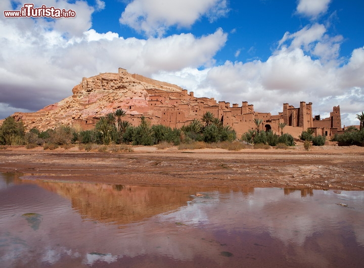 Ait Benhaddou, la Kasbha fortificata del Marocco - Il percorso tocca dapprima le montagne del cosiddetto Rif, toccando la grande città imperiale di Fez, per poi attraversare le vallate dell'Atlante, con in lontananza cime da 4.000 metri che v'accompagnano fino ad Erfoud. Da qui chi ha tempo può pensare di spingersi più a sud fino a Merzouga, magari per vedere l'alba sulle dune dell'Erg Chebbi. Il percorso prosegue verso Ouarzazate (consigliata la deviazioni alle Gorges du Ziz e Dades), e da quii nuovamente sull'Atlante, visitanto luoghi magici come Ait Benhaddou, fino a Marrakech. Il ritorno può variare a piacere, restando sull'interno e visitando luoghi come le cascate d'Ouzoud, oppure esplorare le città costiere come Essaouira e toccando la capitale Rabat. - © Dan Mirica / Shutterstock.com