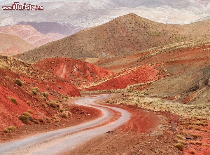 Marocco strada panoramica tra le montagne dell'Atlante - Anche in questo caso si tratta di un percorso circolare, dal nord a sud, partendo da Ceuta e compiendo il giro di boa a Marrakech, dopo avere esplorato i paesaggi ricchi di colore delle montagne della catena dell'Atlante. Il gioro in totale conta di quasi 2.600 km, tutti attraverso un regno esotico di antiche Kasbah, soffermandosi tra colorati souk e toccando le affascinanti culture del deserto del Sahara - © Boris Stroujko / Shutterstock.com