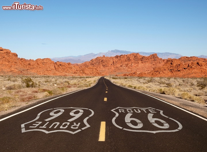 Route 66, nel Mojave Desert USA - Un percorso indimenticabile sulle strade del west! Il tour che vi proponiamo va da Los Angeles a San Francisco, le due città più importanti della California, ma non certo per la via più breve. Si tratta però di una cavalcata spettacolare che tocca alcuni dei Parchi Nazionali più belli d'America, per un totale di poco meno di 5.650 km, e quindi dovete prevedere almeno duie settimane di tempo per gustarvi al meglio il percorso. Da Los Angeles si segue il percorso della Route 66, che vi porta indietro nel tempo in direzione dell'Arizona, dove resterete a bocca parta davanti al Grand Canyon ed alle affascinanti formazioni della Monument Valley  - © trekandshoot / Shutterstock.com