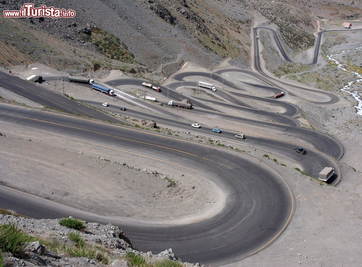 Paso International Los Libertadores il tortuoso passo sulle Ande - Questa volta vi portiamo oltre oceano! Situata tra Cile e Argentina questa funambolica strada collega la città di Santiago con quella di Mendoza e tocca i 3.200 metri di quota, dove un tunnel segna lo spartiacque tra gli oceani Pacifico ed Atlantico. Il versante più spettacolare del Paso International Los Libertadores è però quello cileno, con una serie di 25 tornanti mozzafiato come potete vedere in fotografia. Fino al 1980 la strada era decisamente più adrenalinica: il percorso saliva ai 3.832 metri del passo Uspallata, concendendo ai viaggiatori l'ebrezza di altri 65 tornanti, sterrati. La vecchia strada è comunque percorribile dai turisti, e i più ardimentosi possono salire fino alla  statua del Cristo Redentore, eretta nel 1904, e da dove si domina la catena andina ammirando la cima dell'Aconcagua, che con i suoi 6.961 m è la montagna più alta di tutto il Sudamerica - © tourdottk / Shutterstock.com