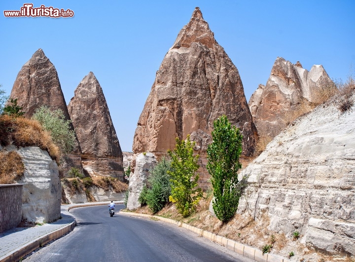 Strada in Cappadocia, tra i Camini delle Fate - Se il freddo del nord non vi convince, questo percorso è allora quello ci vuole per voi!  Innanzitutto è possibile, per i più intrepidi farlo direttamente con la moto dall'Italia, sia utilizzando un traghetto per la Grecia o Turchia, sia sobbarcandosi, per chi ha ferie a sufficienza, l'intero trasferimento via terra. Il percorso cmq è circolare e parte da Istanbul che ricordiamo si può raggiungere con aereo low cost e noleggiare in situ. Complessivamente è lungo poco meno di 3.000 km, ma ricordate che chi parte dall'Italia ha circa 1.500 km da percorrere da Trieste, o circa un migliaiaio dal porto di Patrasso in Grecia - © Boris Stroujko / Shutterstock.com