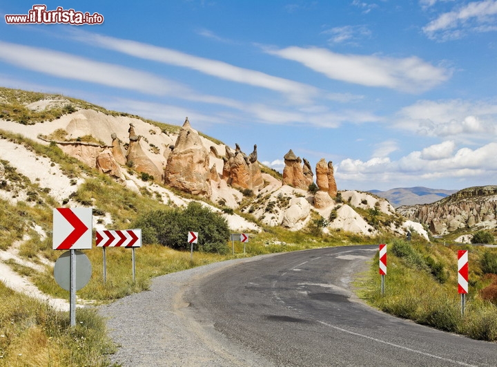 Strada in Turchia verso la Cappadocia -  Un percorso interessante sul suolo turco vede la partenza dalla splendida Istanbul, e poi la visita di Bursa, per poi spingersi vicino alle coste meridionali del Mar nero fino a  Safranbolu. Da qui si gira verso il centro della penisola anatolica, in direzione degli inquietanti paesaggi vulcanici della Cappadocia, crivellati di chiese cristiane. Poi ci muove verso ovest, puntando verso la città derviscia di Konya fino a raggiungere la costa del Mar Egeo, magari dopo una sosta nella fibesca Pamukkale. Dopo la doverosa visita di Efeso, e un salto a Pergamo (Bergama) e Troia si torna nuovamente nella magia di Istanbul - © arfabita / Shutterstock.com